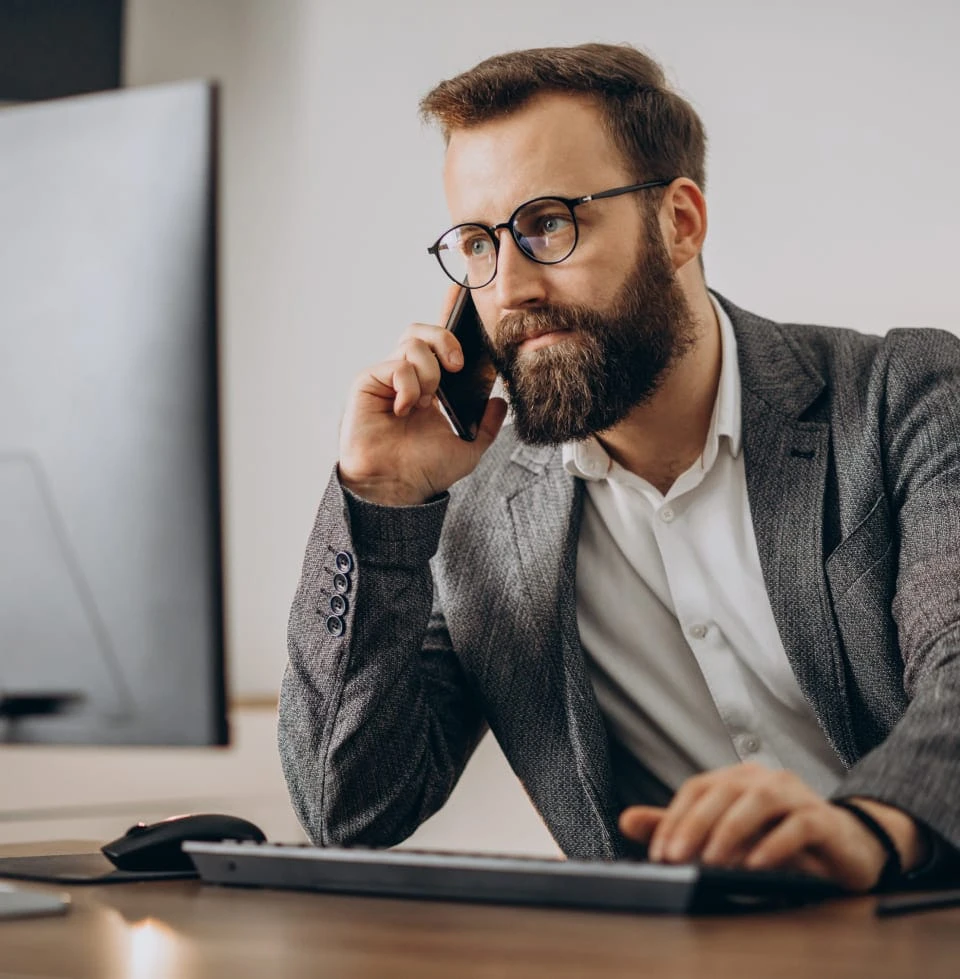 Imagem ilustrativa de um homem falando ao telefone